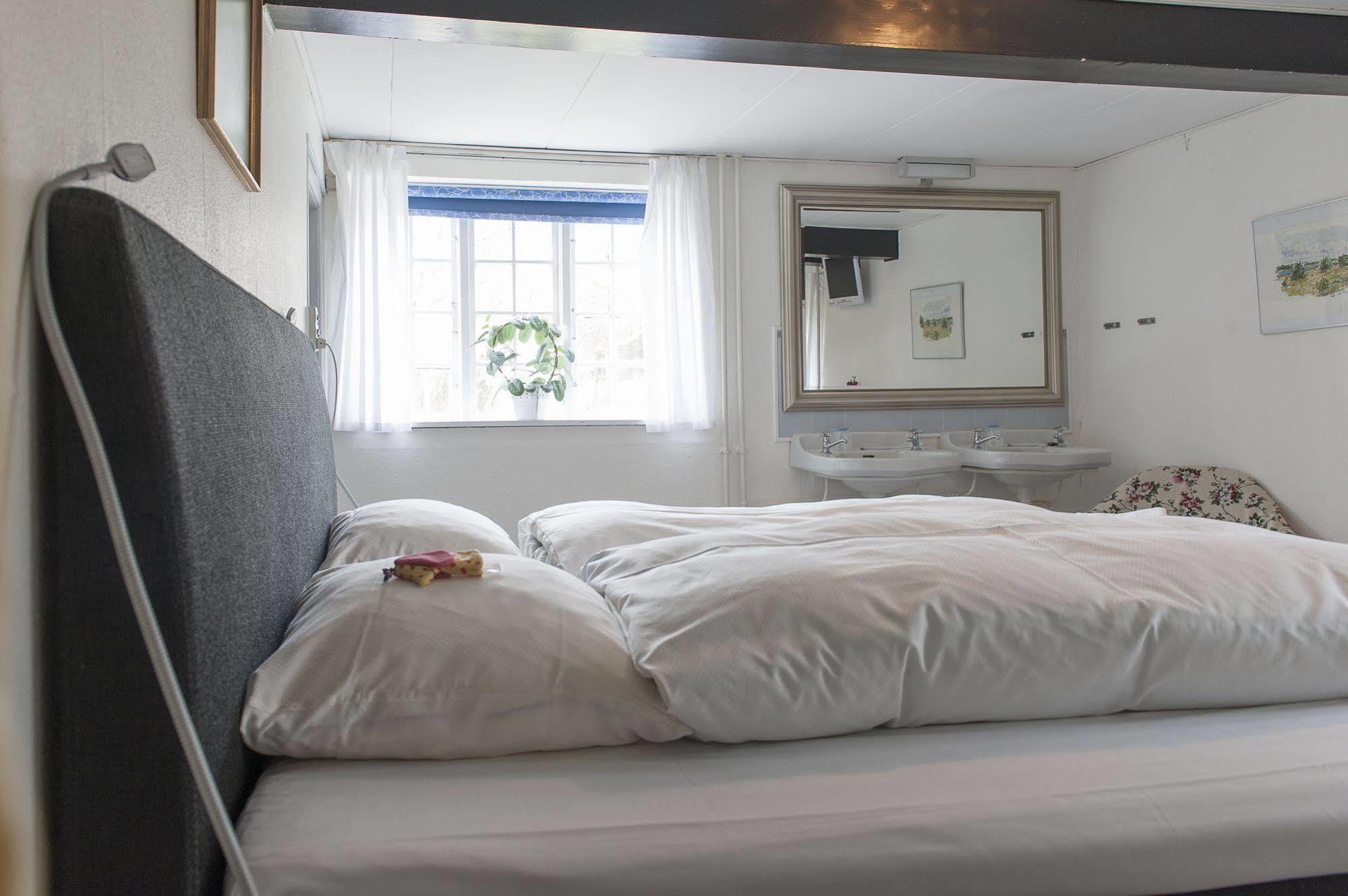 Hotel Strandgaarden Vesterø Havn Esterno foto