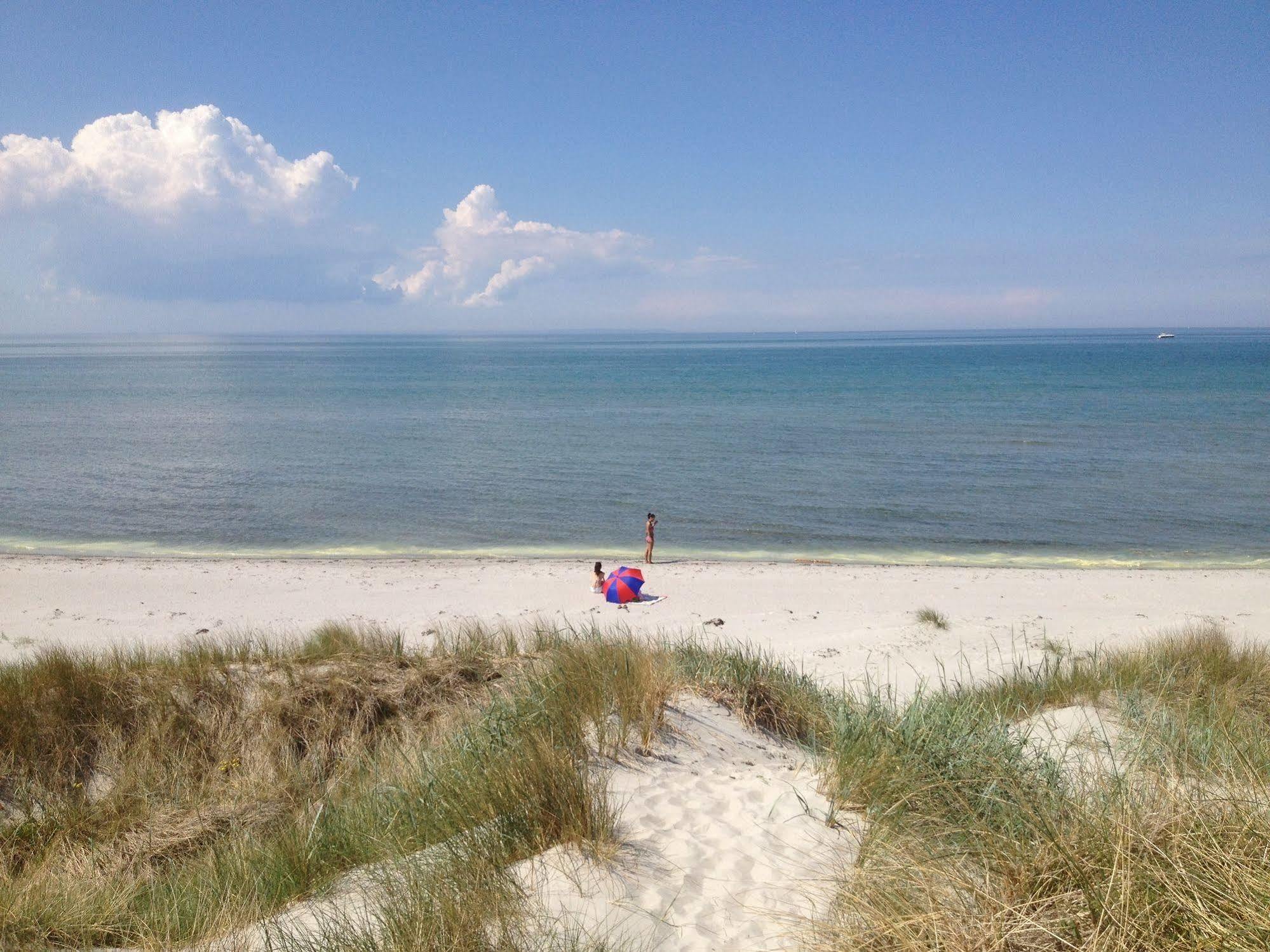 Hotel Strandgaarden Vesterø Havn Esterno foto